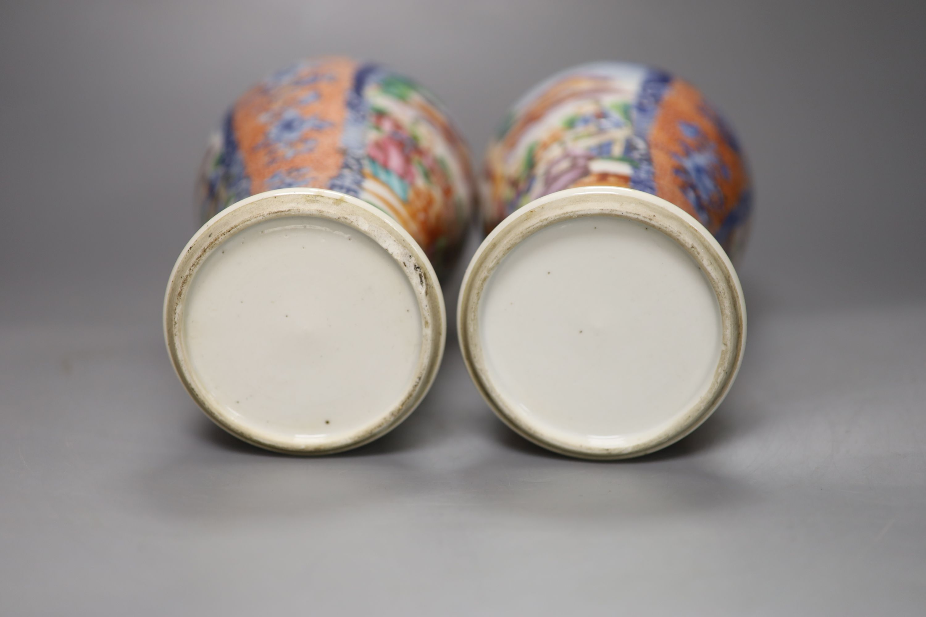 A pair of Chinese Qianlong period mandarin vases, H 26cm